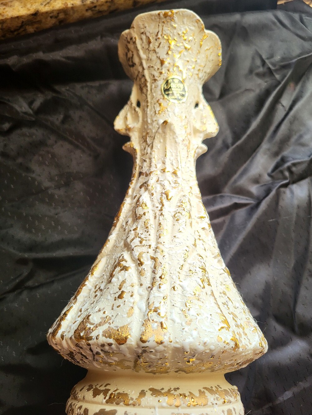 Savory China 12 In. Vase With 24 Kt. Splattered Gold Throughout. - Picture 11 of 16